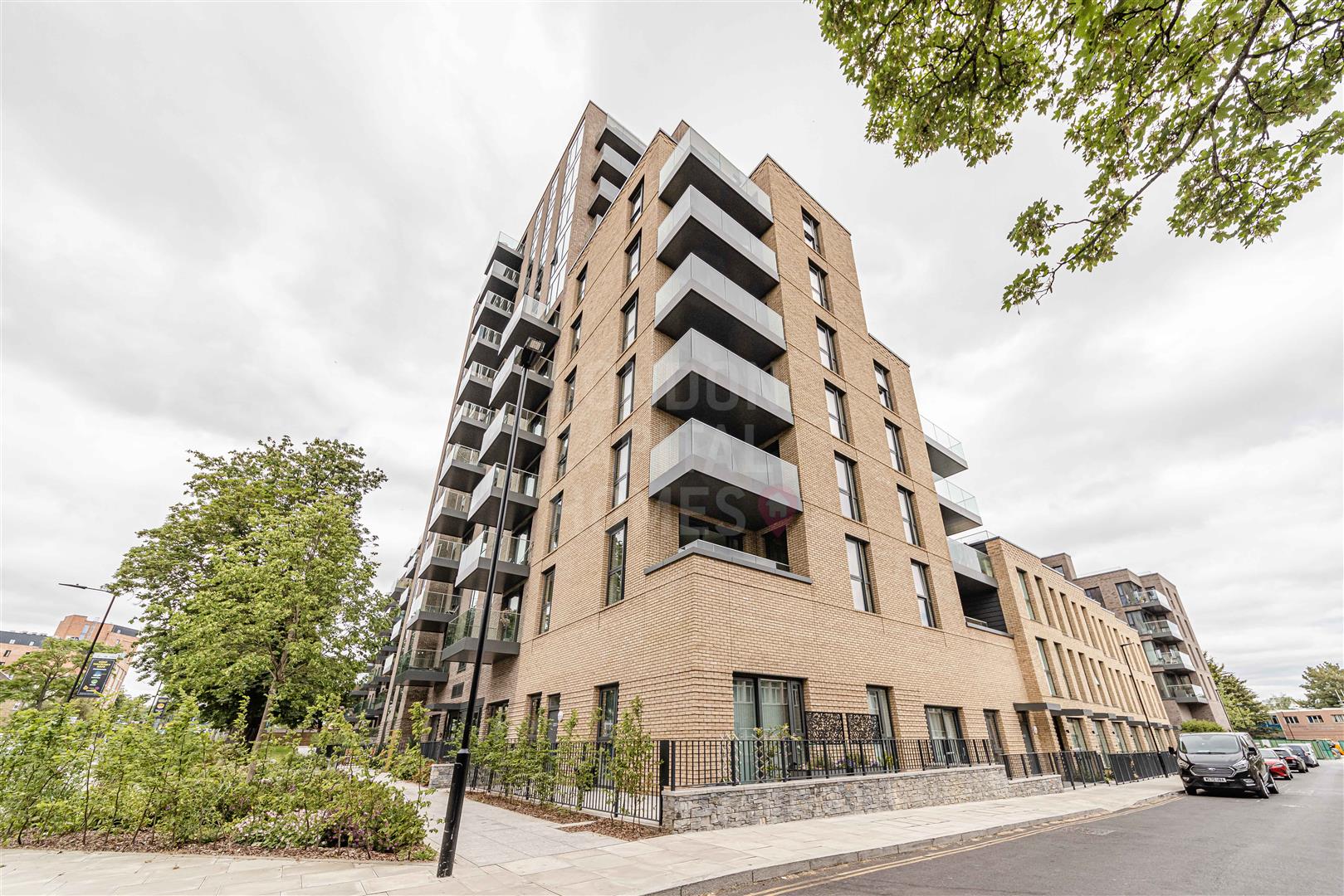 2 bed property in Willowbrook House, London